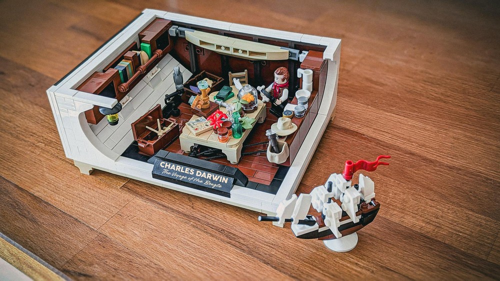 Lego Charles Darwin - The Voyage of the Beagle