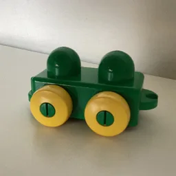 Primo Wheel Base 1 x 2 with Hitches and Yellow Wheels / Green