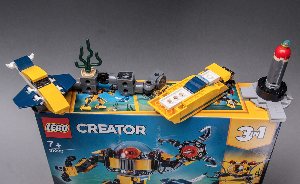 Lego 31090 SpeedBoat vs. Airplane