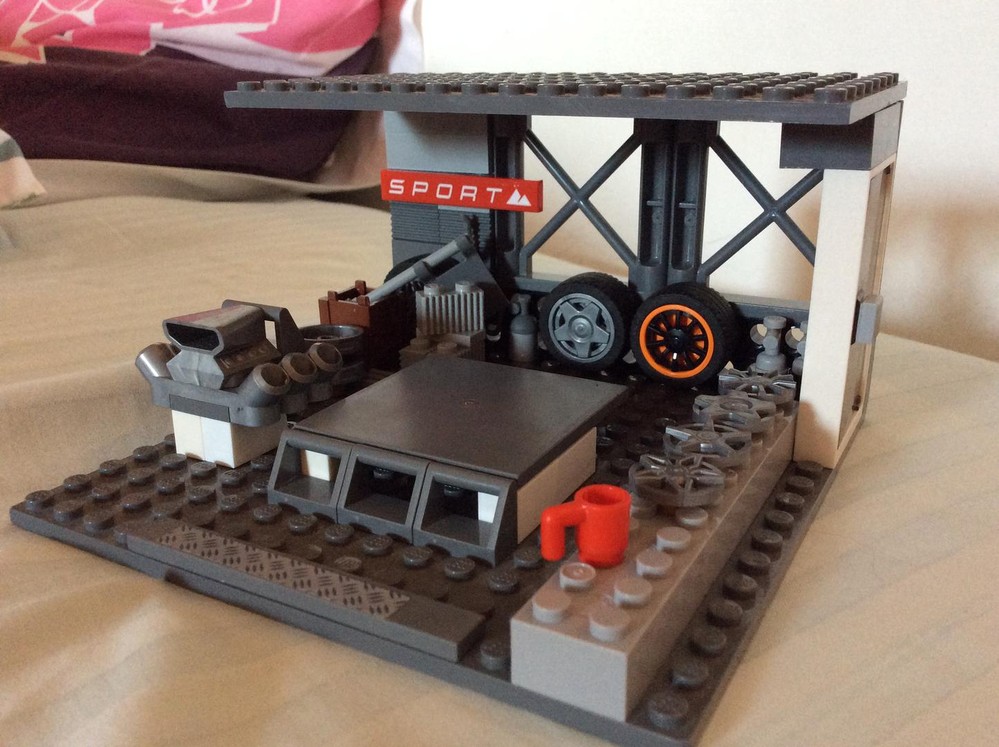 Lego small repair shop/pit stop