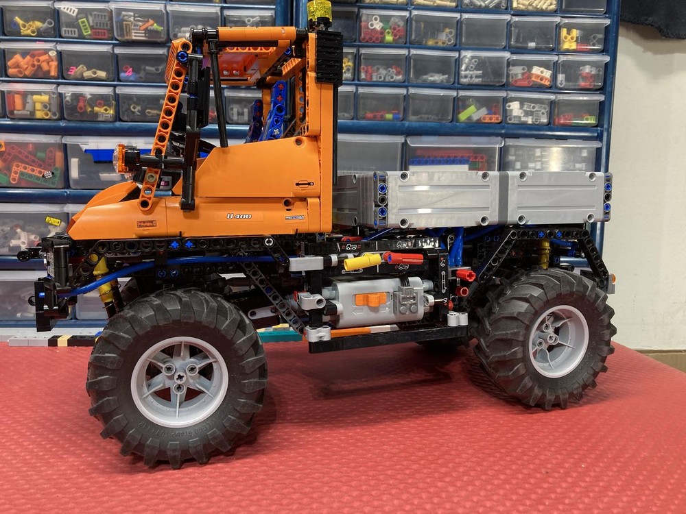 Lego 8110 Unimog modified to use the tractor style tires.