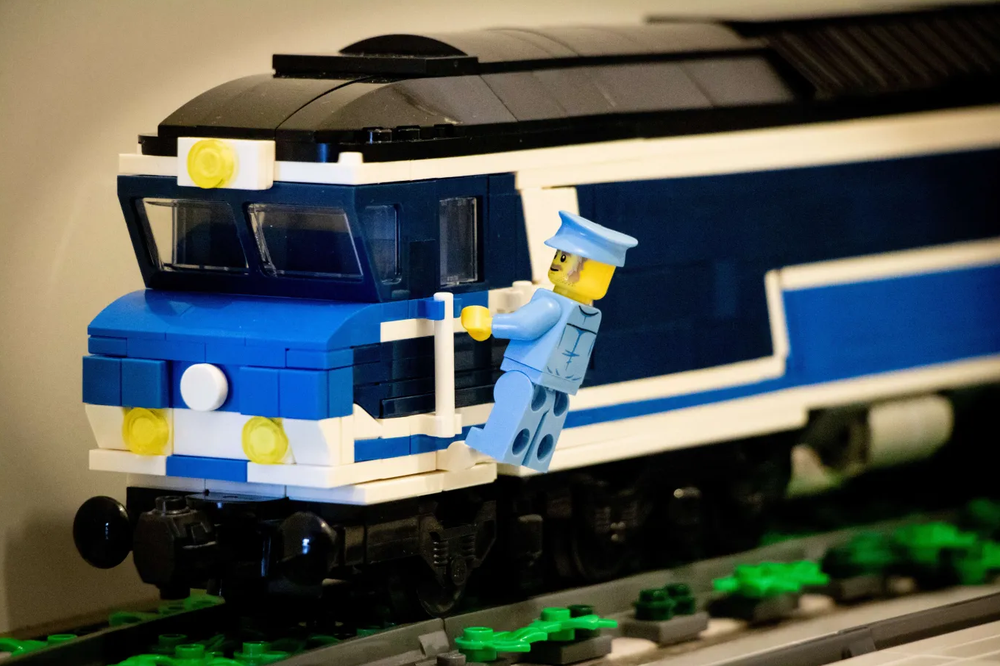 Lego SNCF CC 72000 (original Livery) Diesel train