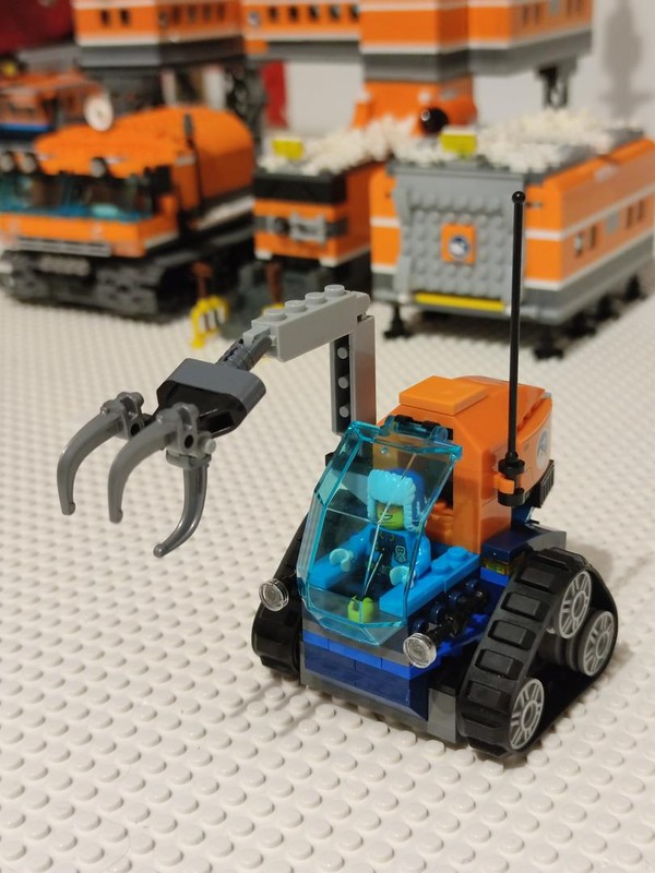 Lego Arctic Crane Caterpillar
