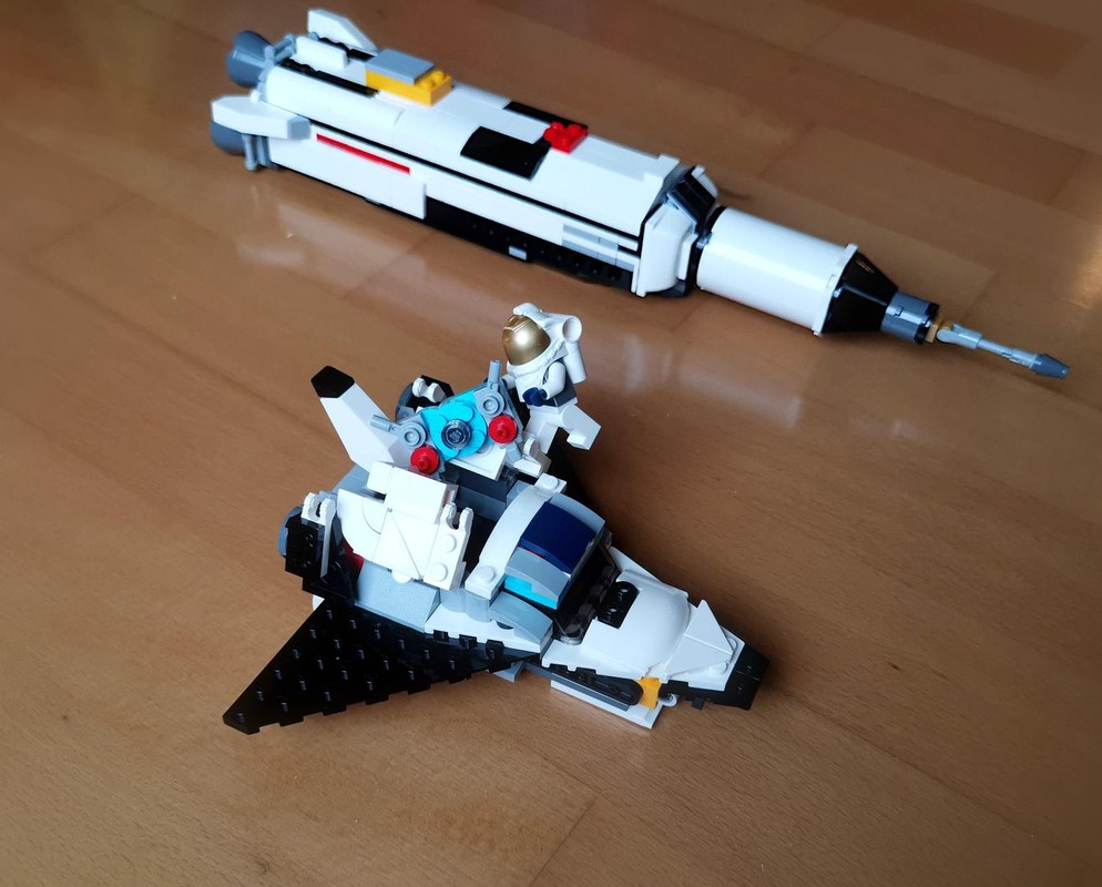Lego 31117 Shuttle on Rocket