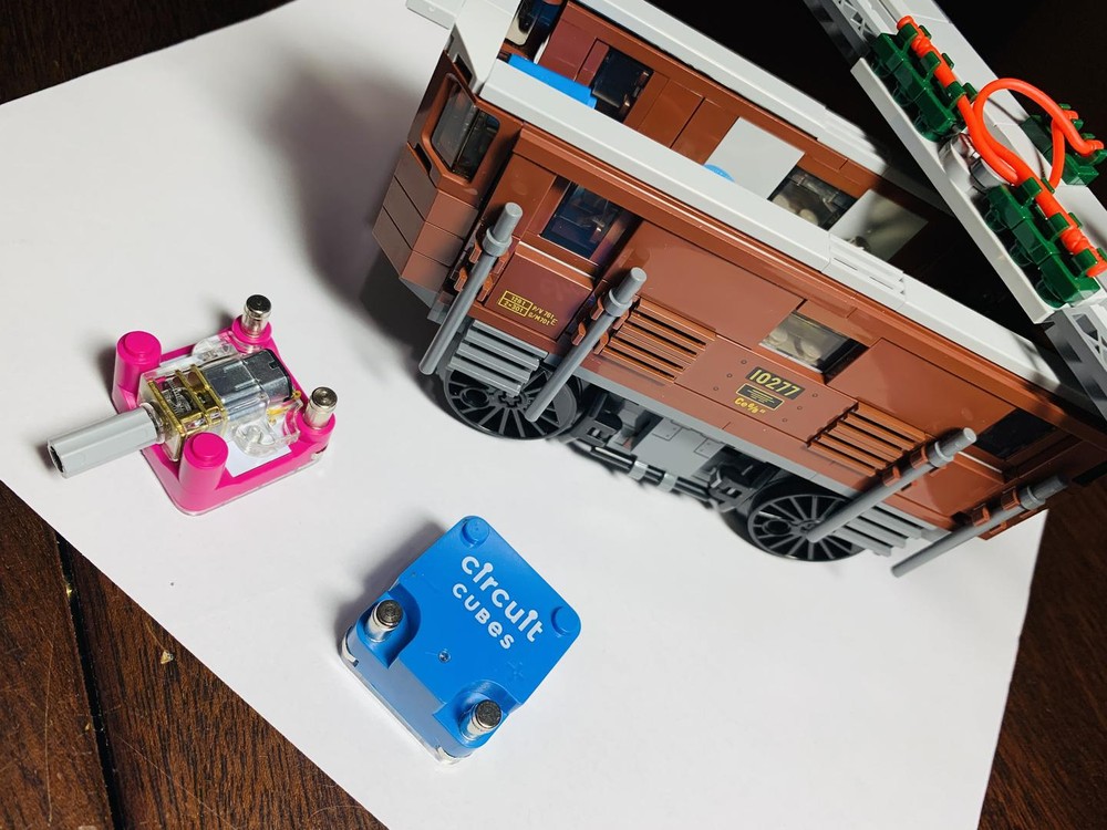 LEGO Crocodile Locomotive 10277 motorized with Circuit Cubes