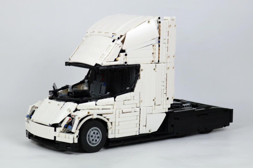 Lego Tesla Semi with Autopilot and torque vectoring