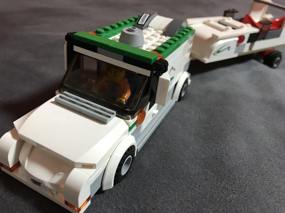 Lego Auto mit Boot auf Anhänger