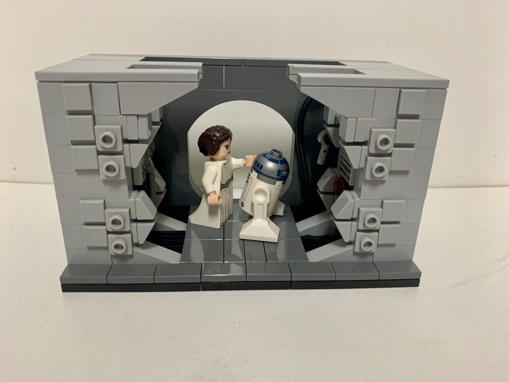 Lego MOC #1, Princess Leia and R2D2 at the Tantive IV