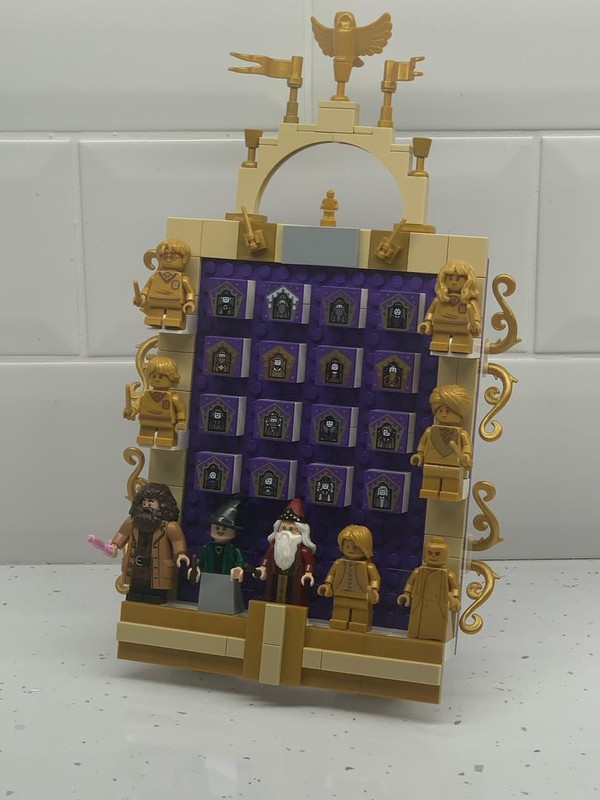 Lego Chocolate frog card and gold minifig extended