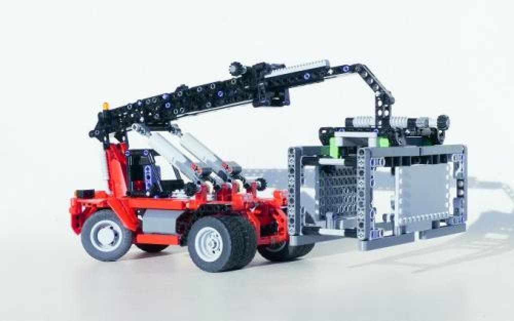 Lego Reach stacker