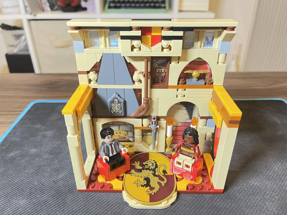 Lego Gryffindor House Banner to House Modular Conversion