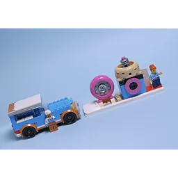 60452 Tiny House & Cool Car
