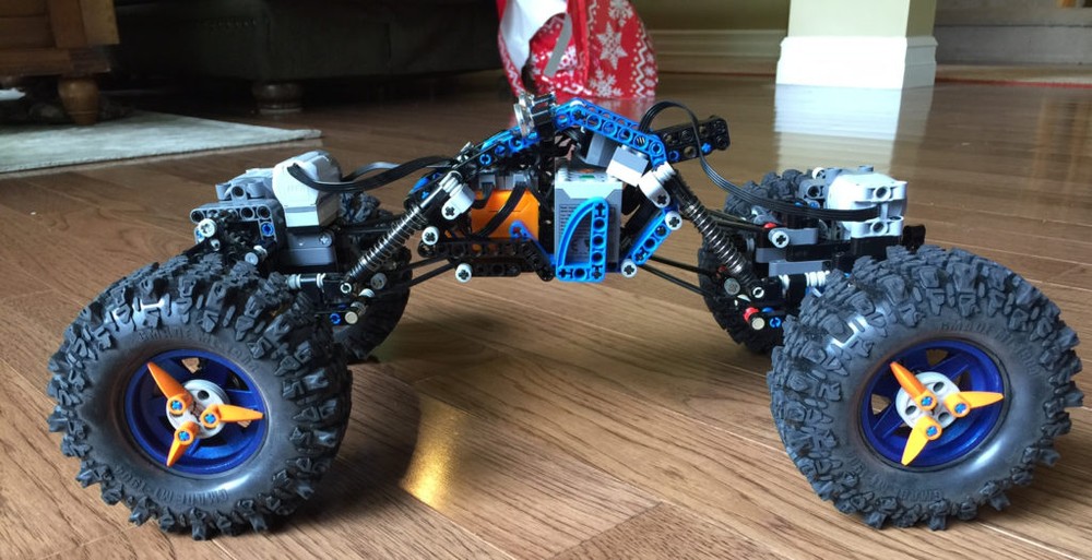 Lego BluCrawler - LEGO Rock Crawler with BTBox Bluetooth Controller