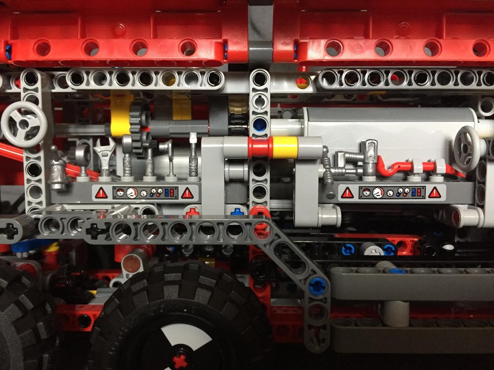 Lego AIRPORT RESCUE VEHICLE with Batterycase, Rescue-Tools and better playable