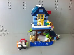 31063 Lakeside Treehouse