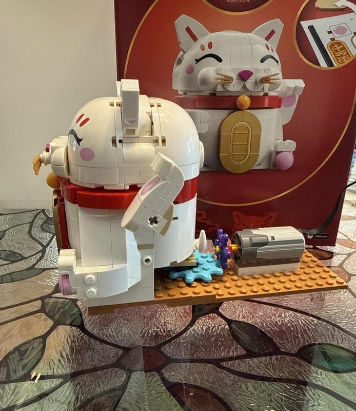Lego Motorize the Lucky Cat’s Waving Hand