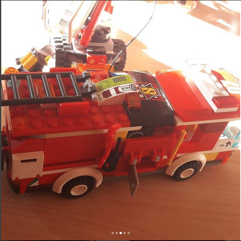 Lego modded firetruck based on the 60107 ladder truck