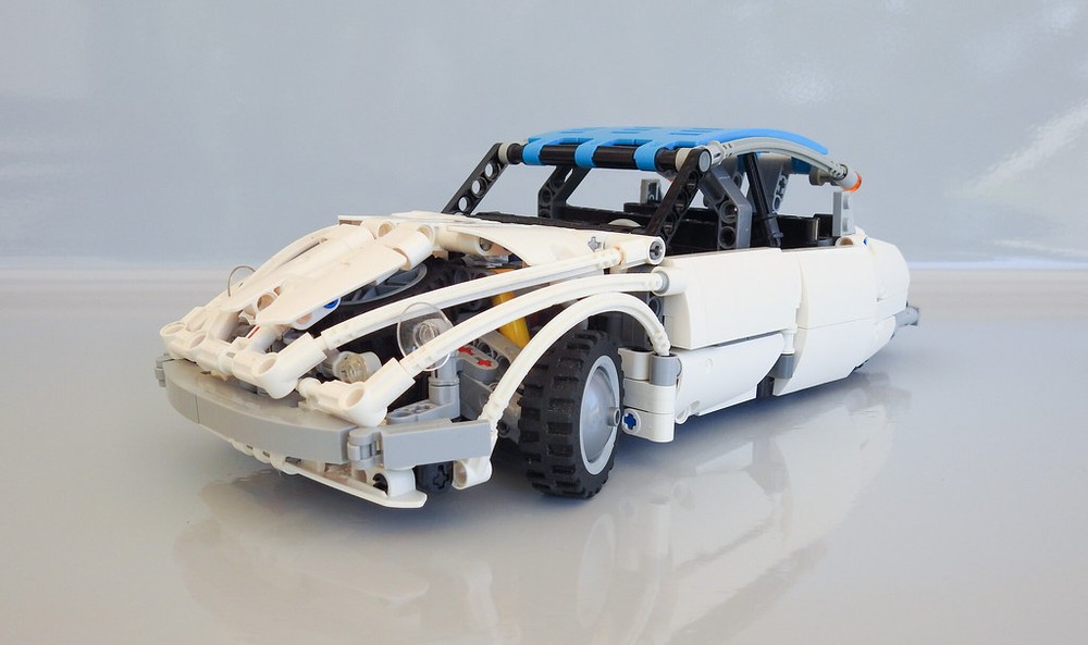 Lego Citroën DS with pneumatic suspension system