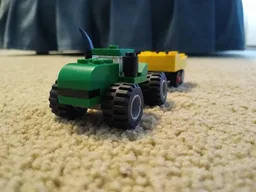 Micro scale 42136 John Deere tractor
