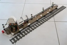 10259 Winter Village Station with long platform