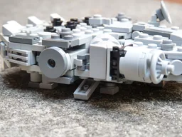 Midi Scale Millennium Falcon