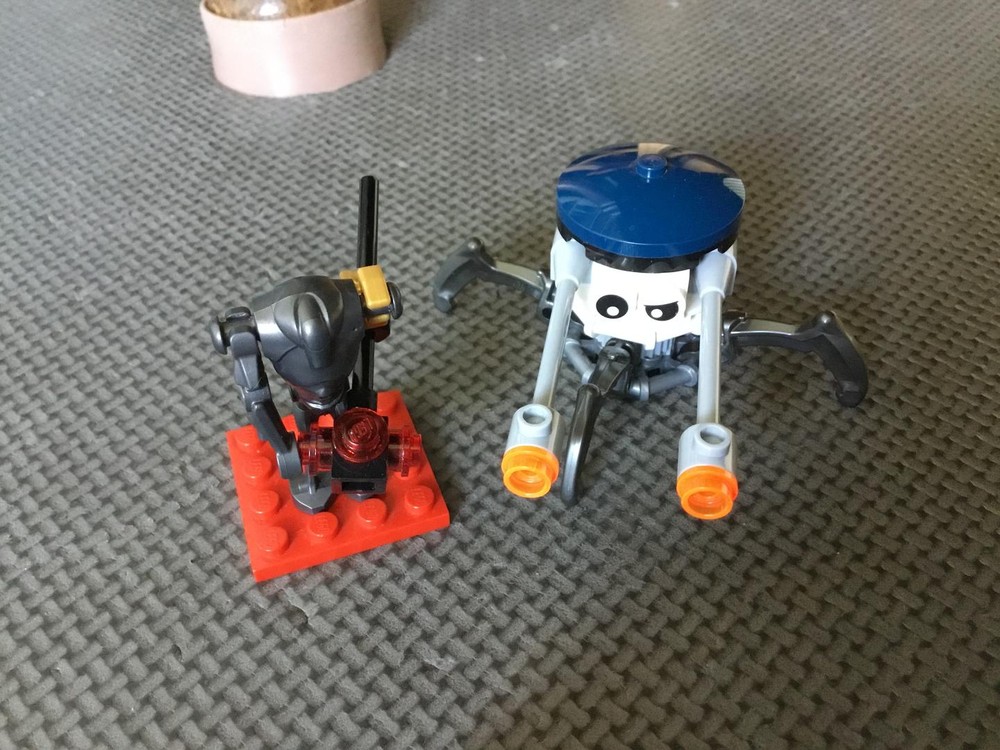 Lego Bodyguard droid + spider droid